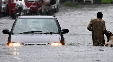 পাকিস্তানে বন্যায় মৃত্যু ৪০০ ছাড়াল